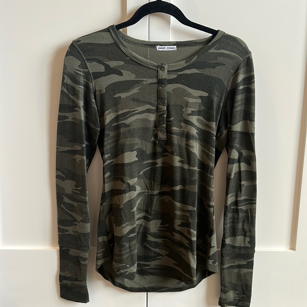 Fitted camo long sleeve with front quarter button up.